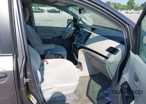 2012 Toyota Sienna Le V6 8 Passenger z USA, uszkodzony, nr VIN 5TDKK3DC5CS184085